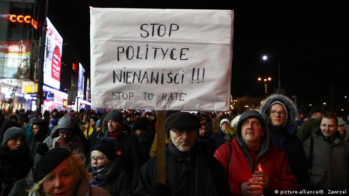 Man holding a sign reading 'stop political hatred' at a march in Warsaw, January 14 (picture-alliance/B. Zawrzel)