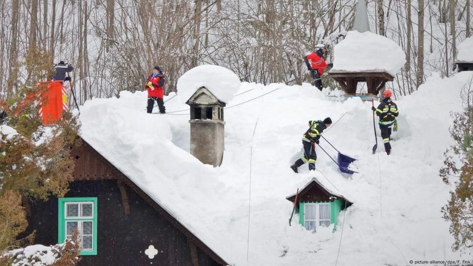 Snow Chaos Hits Southern Germany Austria News Dw 14 01 19