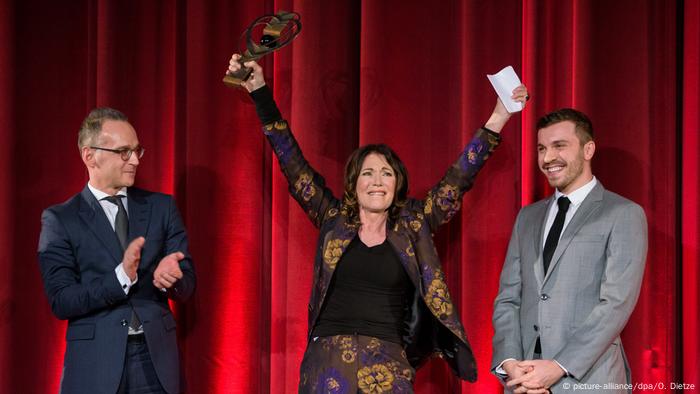 Acress Iris Berben receiving award from Heiko Maas (picture-alliance/dpa/O. Dietze)