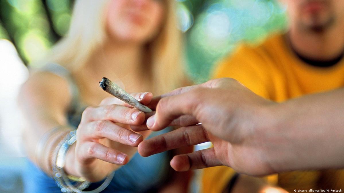 подросток курит марихуану