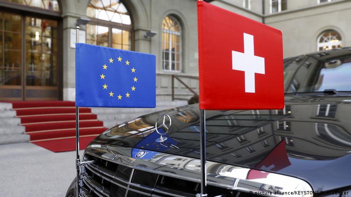 Schweiz Limousine mit EU und Schweizer Fahne