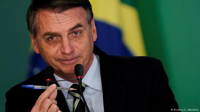 Brasiliens Präsident Jair Bolsonaro unterzeichnet ein Dekret das den Waffenbesitz vereinacht