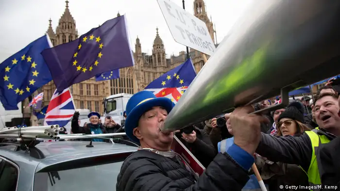 Manifestantes en contra del brexit en el centro de Londres, mientras la policía busca acallar el megáfono. 