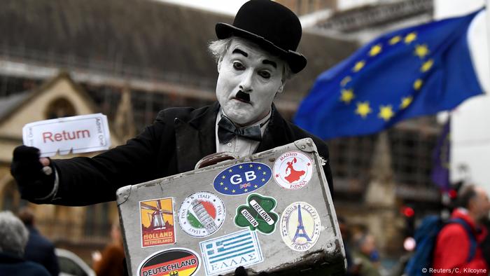 Mientras en Alemania sube el número de británicos que adoptan la nacionalidad, los cientos de miles de pensionistas británicos residentes en España se ponen cada vez más nerviosos.