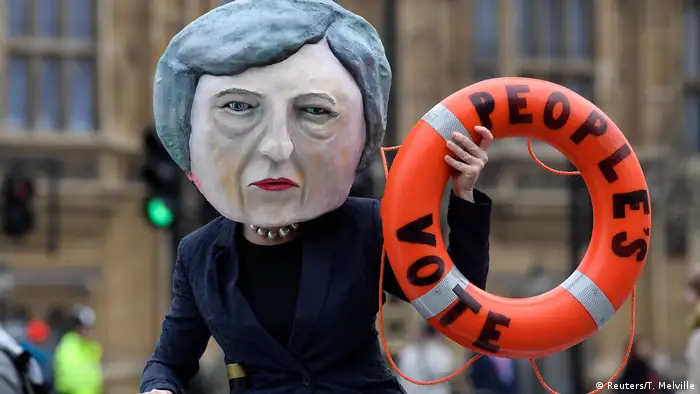 London Brexit Protest Rettungsring (Reuters/T. Melville)
