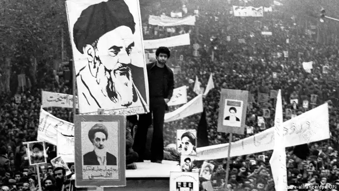 Teheran 1978 Iraner demonstrieren für Ajatollah Khomeini (picture-alliance/dpa/UPI)