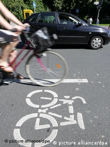 Знак велосипедной дорожки на асфальте