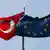 Türkische und EU-Flagge in Istanbul