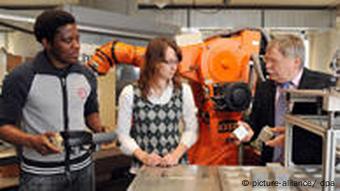 Studenten aus Kamerun und Deutschland an der Hochschule Furtwangen University in Villingen-Schwenningen (Foto: dpa)