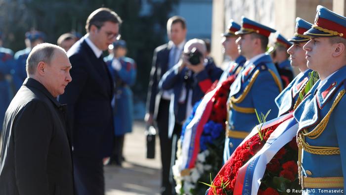 Serbien, Belgrad: Der russische Präsident Wladimir Putin steht neben dem serbischen Präsidenten Aleksandar Vucic auf dem Friedhof der Befreier 