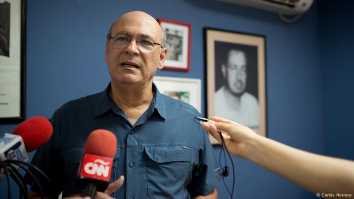  Polizisten von Nicaragua und Carlos  Fernando Chamorro, bekannter Journalist und Sohn des ermordeten Pedro Joaquín Chamorro.