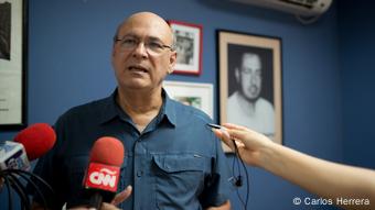 Polizisten von Nicaragua und Carlos Fernando Chamorro, bekannter Journalist und Sohn des ermordeten Pedro Joaquín Chamorro.