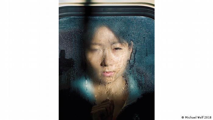 Eine Frau schaut durch ein beschlagenes U-Bahn-Fenster. (Michael Wolf 2018)