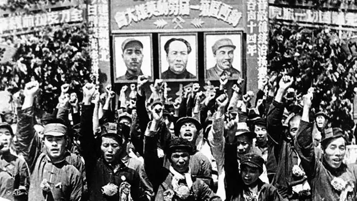 China Flash-Galerie 60 Jahre Volksrepublik Einmarsch in Peking 1948 (AP)