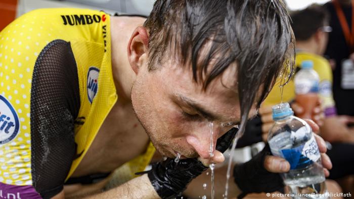 Dutch cyclist Bert-Jan Lindeman pours water over his head during the 2019 Santos Tour Down Under