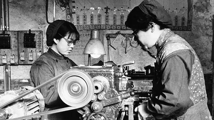 China Flash-Galerie 60 Jahre Volksrepublik 1961 Metallverarbeitung Betrieb (AP)