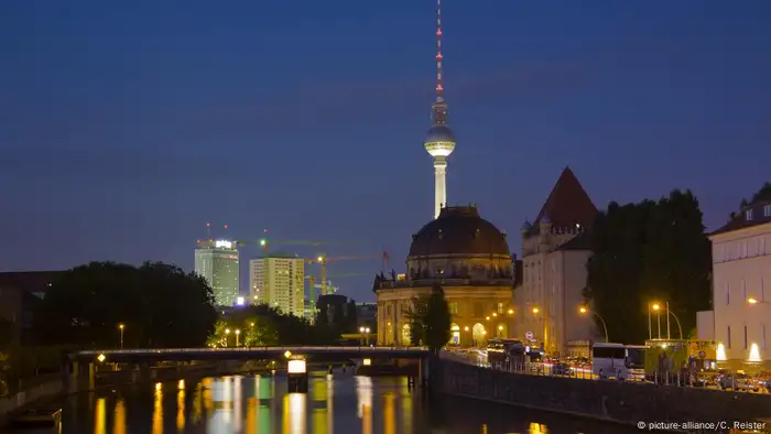 Berlin: Museumsinsel an der Spree mit Bodemuseum und Fernsehturm (picture-alliance/C. Reister)