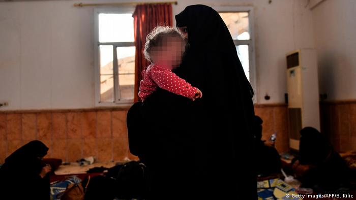 Syrien Frau und Kind eines vermeintlichen IS Kämpfers in Rakka