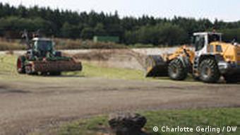 Traktoren fahren auf einem Feld (Foto: DW/Charlotte Gerling)