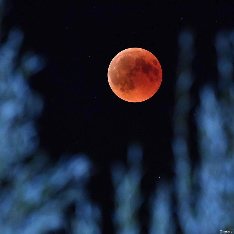 Total lunar eclipse wows stargazers – DW – 01/21/2019