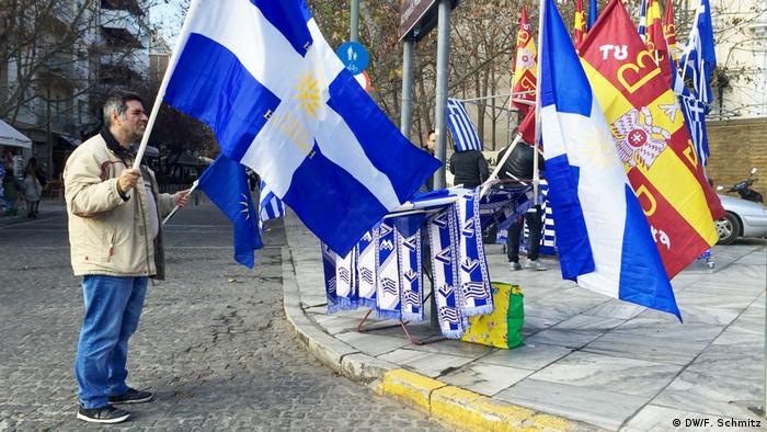 Athen Protest gegen Einigkeit im Mazedonien Konflikt Flaggenverkäufer