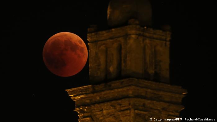 Image gallery total lunar eclipse 2019 worldwide (Getty Images / AFP / P. Pochard-Casabianca)