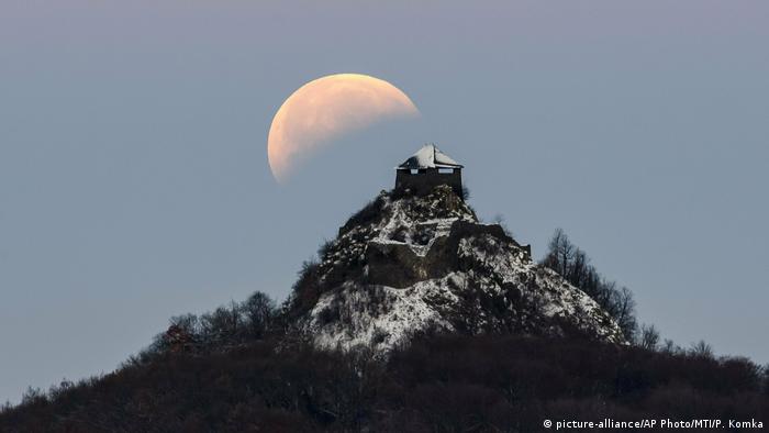 Photo gallery total lunar eclipse 2019 worldwide (picture-alliance / AP Photo / MTI / P. Komka)