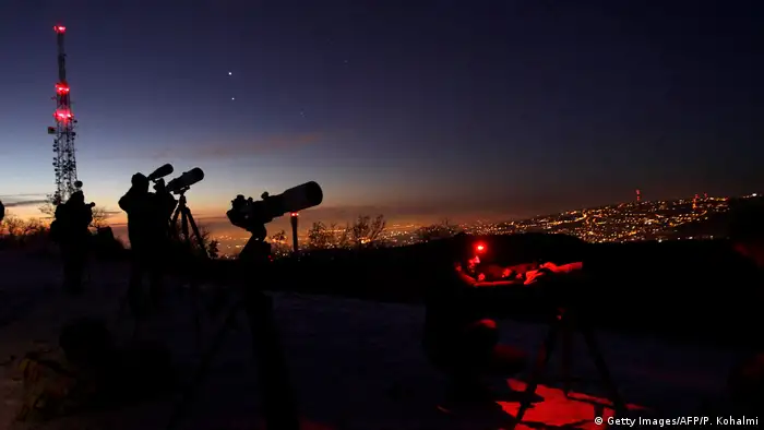Astrônomos observam eclipse em Budapeste