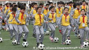 China Zhejiang Provinz - Junge chinesische Studenten bei Fussballübung
