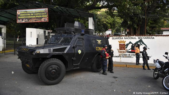 Venezuela Cotiza - Gepanzerte Fahrzeuge und Sicherheitseinheiten stehen vor dem National Guard Hauptquartier (Getty Images/AFP/Y. Cortez)