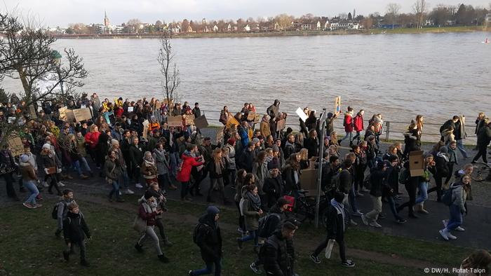 Schülerinnen und Schüler demonstrieren gegen den Klimawandel