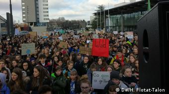 Schülerinnen und Schüler demonstrieren gegen den Klimawandel
