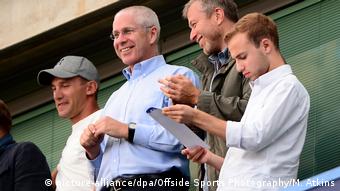 Андрій Шевченко (ліворуч) і Роман Абрамович (другий праворуч) на одному з матчів англійської прем'єр-ліги, 2013 рік