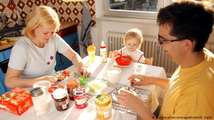 Junge Familie beim Frühstück. (picture-alliance/imageBroker/S. Kiefer)