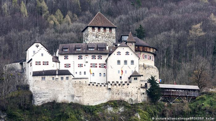 Liechtenstein Schloss Vaduz (picture-alliance/imageBROKER/P. Koller)