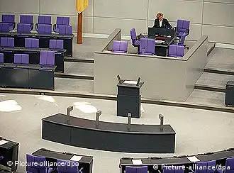 Blick auf den leeren Rednerpult im Plenarsaal des Bundestages im Reichstagsgebäude in Berlin am 29.3.2001. Links die unbesetzten blauen Sessel der Regierungsbank, in der Mitte die des Bundestagspräsidenten und vorne der Bundestagsabgeordneten.
