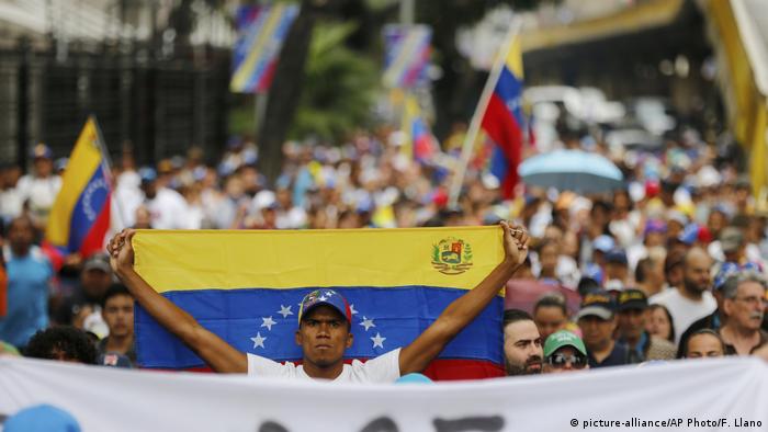 Venezuela Protest & Demonstration gegen Präsident Nicolas Maduro in Caracas (picture-alliance/AP Photo/F. Llano)