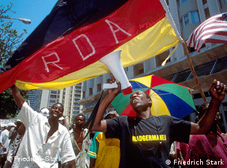 Mosambik, Maputo: ehemalige mosambikanische DDR-Gastarbeiter (sogenannte Madgermanes) protestieren in der Hauptstadt Maputo für die Auszahlung ihrer in der DDR erworbenen Sozialabgaben, Foto: Friedrich Stark