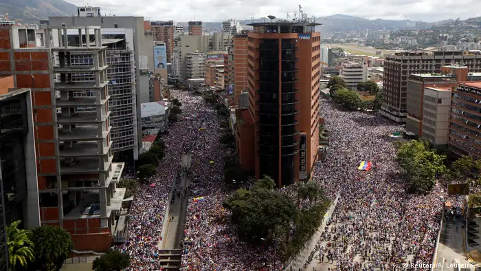 Сторонники Гуайдо на улицах Каракаса 23 января