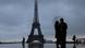 Pessoas diante da torre Eiffel, em Paris Pessoas diante da torre Eiffel, em Paris
