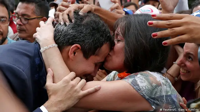 Guaidó y el beso de una seguidora.