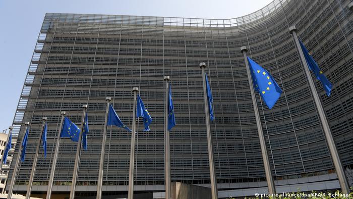 Флаги Евросоюза перед зданием Еврокомиссии в Брюсселе