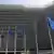 Флаги Евросоюза перед зданием Еврокомиссии в Брюсселе
