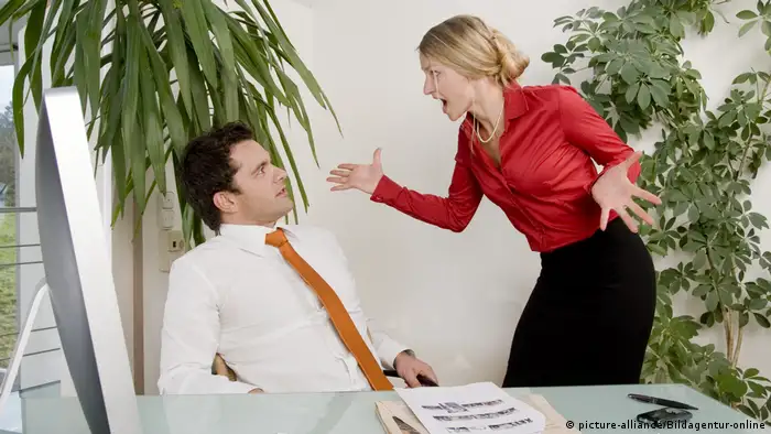 Auseinandersetzung zwischen Geschäftsmann und Geschäftsfrau im Büro - conflict in office (picture-alliance/Bildagentur-online)