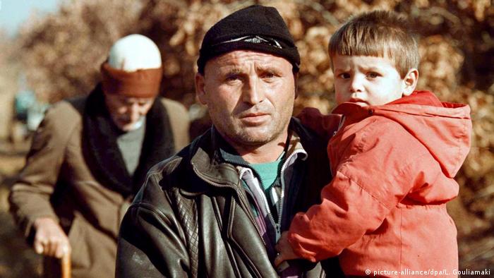 Kosovo Albaner fliehen 