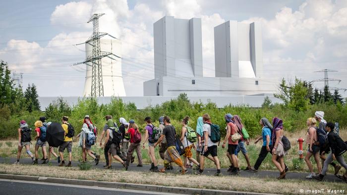 Deutschland Proteste gegen Braunkohle am Kraftwerk Lippendorf