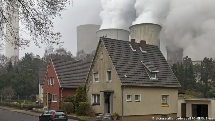 Deutschland Rheinisches Braunkohlerevier | Wohnhäuser vor Kraftwerk Niederaussem