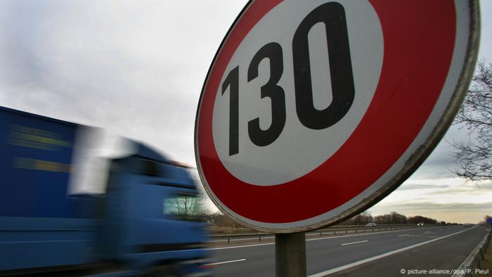 Deutschland 130 Schild auf Autobahn