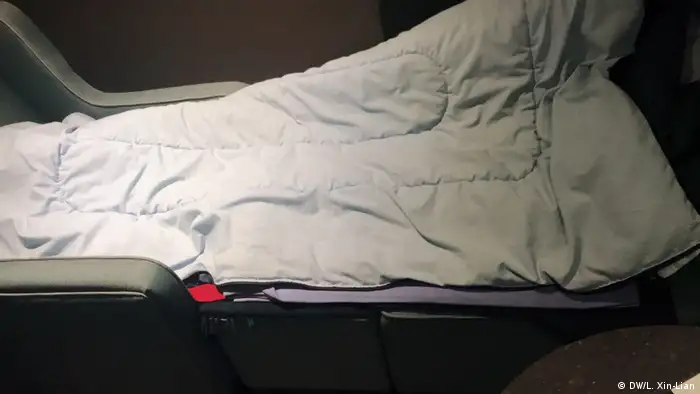Schlafsack als Bett auf ein Sofa