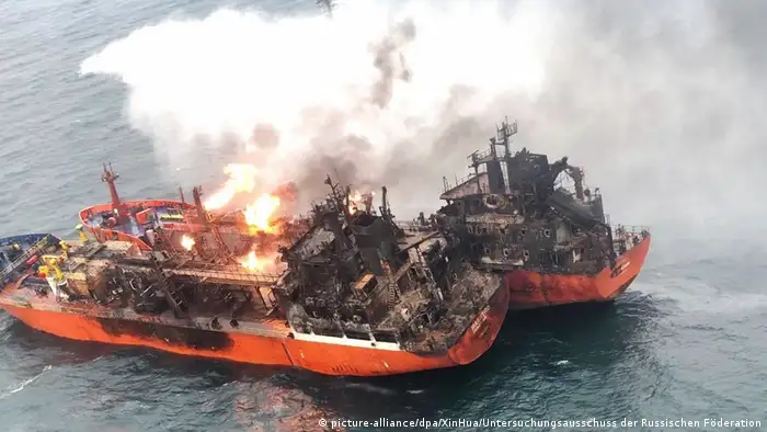 
Krim | Brand von Schiffen in der Straße von Kertsch